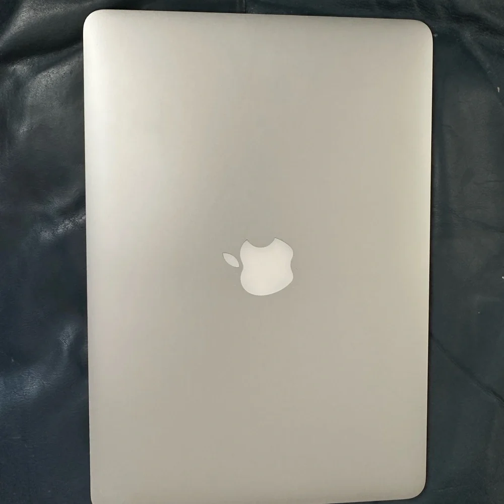 Apple MacBook in Sleek Silver